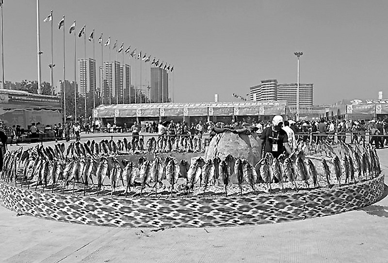 本報訊5月26日，第三屆絲綢之路國際食品展覽交易會暨第六屆中國新疆國際餐飲文化博覽會（“食品展交會”）在新疆維吾爾自治區(qū)烏魯木齊市國際會展中心開幕。本屆食品展交會以“交流、交易、交融”為主題，由“展、會、賽、演”系列活動構(gòu)成，展覽展示面積達6萬平方米。