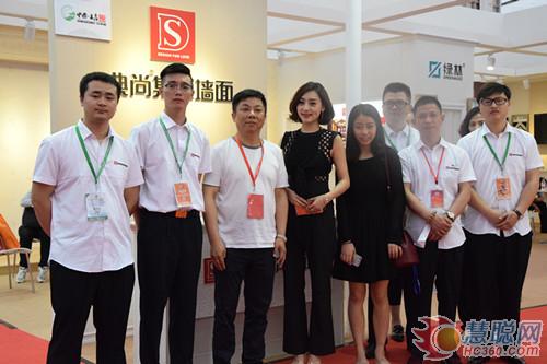 東方衛視主持人張宏霞女士與典尚全體工作人員合影