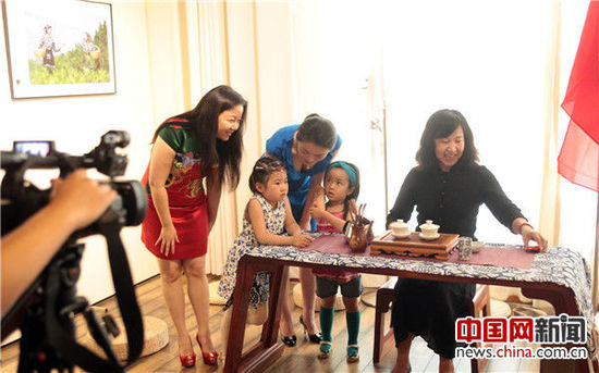 在北京舉行“茶的味道”圖片漂流展(圖5) “茶的味道”圖片漂流展在北京舉行