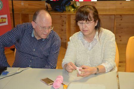 市民學習制作端午節彩線荷包
