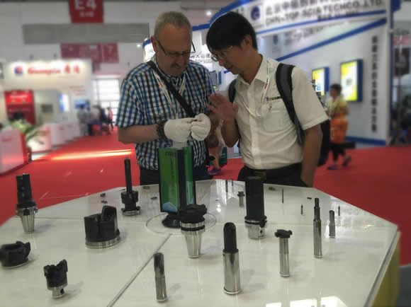 富耐克亮相2016年國際機(jī)床展并榮膺獎(jiǎng)(圖2)