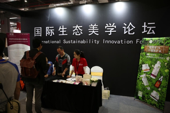 與此同時(shí)，法蘭琳卡營銷事業(yè)中心總經(jīng)理程英奇表示，目前國內(nèi)渠道的化妝品牌必須創(chuàng)新。傳統(tǒng)的功效性護(hù)膚品和基礎(chǔ)護(hù)膚品過于同質(zhì)化，現(xiàn)在人們?cè)絹碓阶⒅亟】导儍簟睾偷淖o(hù)膚產(chǎn)品，更多的消費(fèi)者更是將眼光投到了自然護(hù)膚上，而國內(nèi)自然護(hù)膚的品牌發(fā)展相對(duì)較慢，使得消費(fèi)者更傾向于國外品牌。所以企業(yè)想有一個(gè)好的發(fā)展，必須從傳統(tǒng)里跳出來。