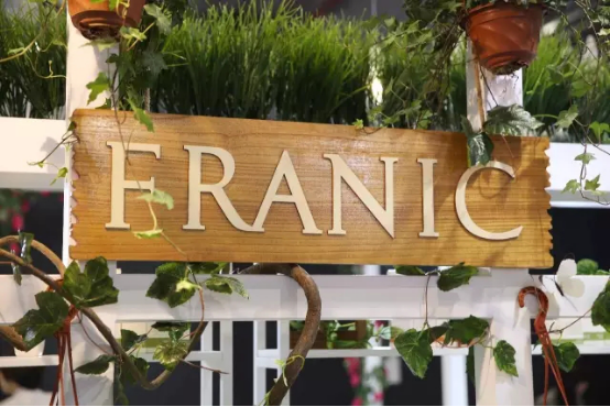 與此同時(shí)，法蘭琳卡營銷事業(yè)中心總經(jīng)理程英奇表示，目前國內(nèi)渠道的化妝品牌必須創(chuàng)新。傳統(tǒng)的功效性護(hù)膚品和基礎(chǔ)護(hù)膚品過于同質(zhì)化，現(xiàn)在人們?cè)絹碓阶⒅亟】导儍簟睾偷淖o(hù)膚產(chǎn)品，更多的消費(fèi)者更是將眼光投到了自然護(hù)膚上，而國內(nèi)自然護(hù)膚的品牌發(fā)展相對(duì)較慢，使得消費(fèi)者更傾向于國外品牌。所以企業(yè)想有一個(gè)好的發(fā)展，必須從傳統(tǒng)里跳出來。