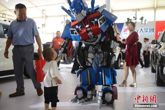 “變形金剛”鋼管舞助陣呼和浩特國際汽車展(圖1) 6月30日,車展上的“變形金剛”為主辦方造勢。當(dāng)日,2016第八屆呼和浩特國際汽車展覽會開幕,展會為期5天,國內(nèi)外近80個汽車品牌以及30多家汽配商企參展,同時還設(shè)有汽保、老爺車、金融、改裝以及汽車行業(yè)相關(guān)服務(wù)等展示區(qū),參展車型近500余款。中新社記者