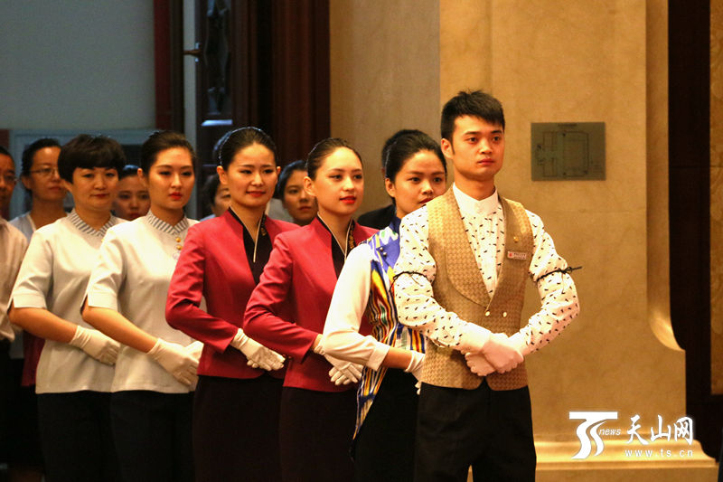 自治區(qū)機(jī)關(guān)事務(wù)管理系統(tǒng)“展機(jī)關(guān)事務(wù)風(fēng)采·迎中國—亞歐博覽會(huì)”文化知識(shí)技能競賽服務(wù)禮儀比賽現(xiàn)場。