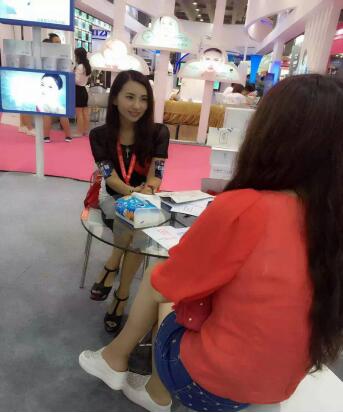 斕斕攜米媛光感面膜走進美博會(圖3)