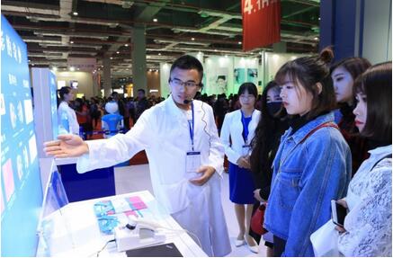 美博會創(chuàng)辦人、中華全國工商聯(lián)合會美容化妝品業(yè)商會會長馬婭女士參觀藍(lán)月亮洗滌科技館后接受了媒體采訪。馬婭表示，在眾多洗滌品牌中，藍(lán)月亮是最專業(yè)的，藍(lán)月亮具有卓越的創(chuàng)新精神和高度的社會責(zé)任感，代表了本屆美博會創(chuàng)新和創(chuàng)業(yè)的意義。