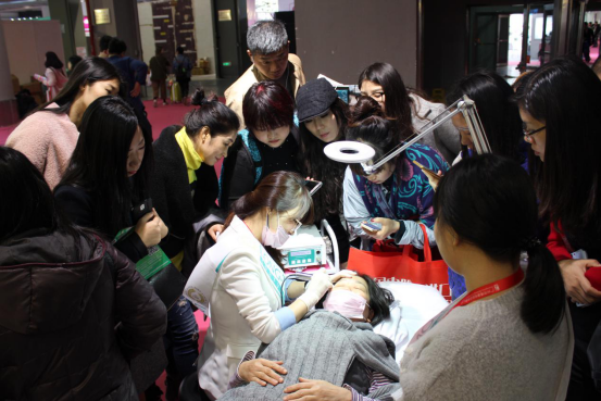 北京美博會(huì)《瑯泰姆蘭》化妝培訓(xùn)技術(shù)機(jī)器現(xiàn)世(圖6) 北京美博會(huì)《瑯泰姆蘭》化妝培訓(xùn)技術(shù)機(jī)器現(xiàn)世(圖6)