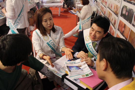 北京美博會(huì)《瑯泰姆蘭》化妝培訓(xùn)技術(shù)機(jī)器現(xiàn)世(圖2) 北京美博會(huì)《瑯泰姆蘭》化妝培訓(xùn)技術(shù)機(jī)器現(xiàn)世(圖2)