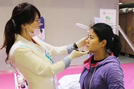 北京美博會(huì)《瑯泰姆蘭》化妝培訓(xùn)技術(shù)機(jī)器現(xiàn)世(圖5) 北京美博會(huì)《瑯泰姆蘭》化妝培訓(xùn)技術(shù)機(jī)器現(xiàn)世(圖5)