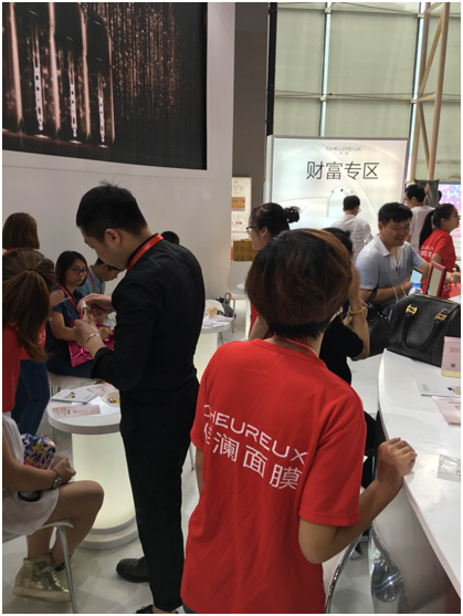 佳瀾網紅霜閃耀亮相美博會引爆全場(圖3)