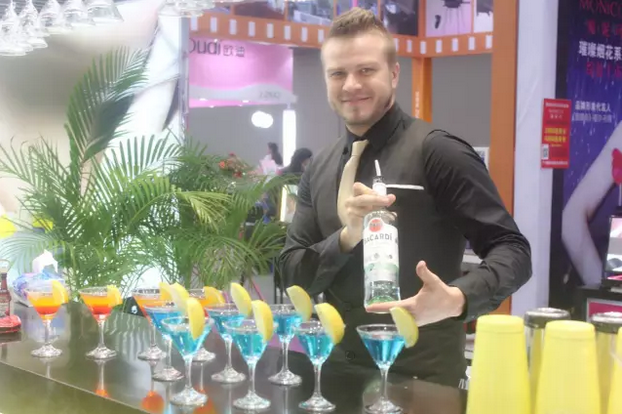 第45屆美博會圓滿落幕，古瓷搖搖小酒瓶(圖2)