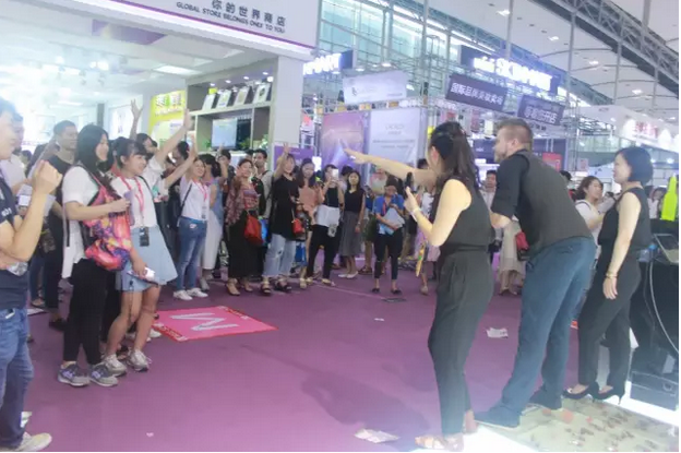 第45屆美博會圓滿落幕，古瓷搖搖小酒瓶(圖1)