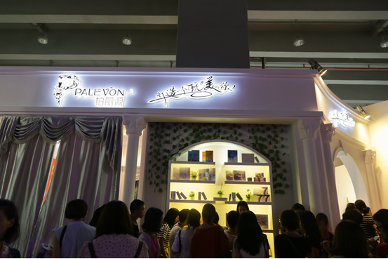 瓊女郎陳德容驚現(xiàn)廣州美博會現(xiàn)場玩自拍(圖6) 瓊女郎陳德容驚現(xiàn)廣州美博會現(xiàn)場玩自拍(圖6)