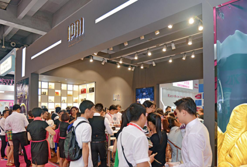 環(huán)球紋藝精彩出擊45屆美博會,再展品牌大實力(圖2) 環(huán)球紋藝精彩出擊45屆美博會,再展品牌大實力(圖2)