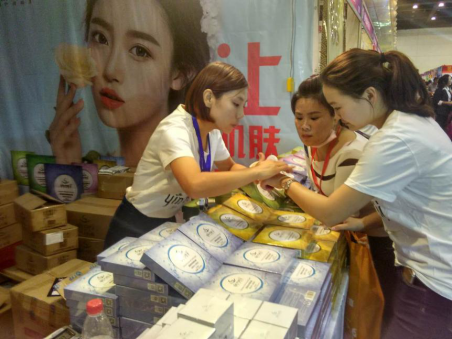 尹潤姬現身2016鄭州國際美博會  明星產品引搶購
